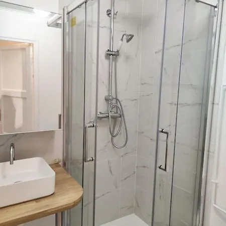 Un Individuel Dans Maison Proche De Paris Avec Un Acces Facile Aux Transports En Commun Apartment